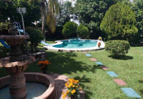 - une piscine dans une cour avec une fontaine dans l'établissement CASA VACACIONAL, à Cocoyoc