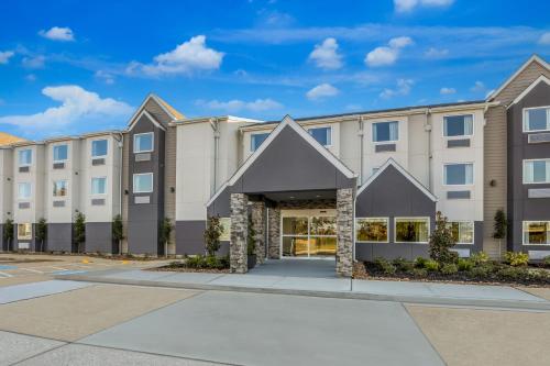 an exterior view of a building at Red Roof Inn Sulphur in Sulphur