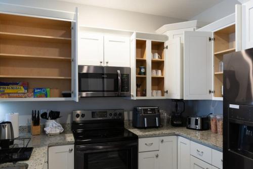 Lovely 4BR King Beds Steps To Beach And Pier H photo 26