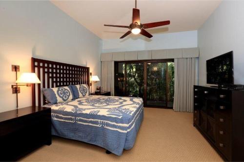 1 dormitorio con 1 cama y ventilador de techo en MAKENA SURF, #C-106 condo, en Wailea