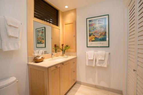 łazienka z umywalką i toaletą w obiekcie Wailea Elua, #0908 condo w mieście Wailea