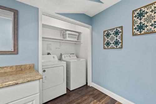 un lavadero con lavadora y secadora en Anchors Away - Private Pool, Seasonal Hot Tub, Game Room, Walk to Beach, Pets OK, en Panama City Beach
