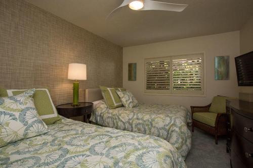 Habitación de hotel con 2 camas y ventana en MAKENA SURF, #G-104 condo, en Wailea