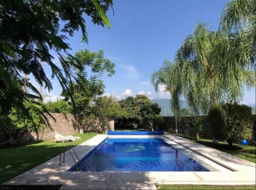 una piscina en el patio de una casa en Agradable casa rural con piscina privada, en Yautepec