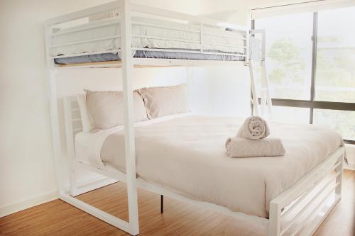 Ein Bett oder Betten in einem Zimmer der Unterkunft TWO PELICANS Island Beach