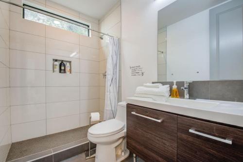 a bathroom with a toilet and a sink and a shower at Modern 4 Bedroom 4 Full Bathroom Near Downtown in Houston