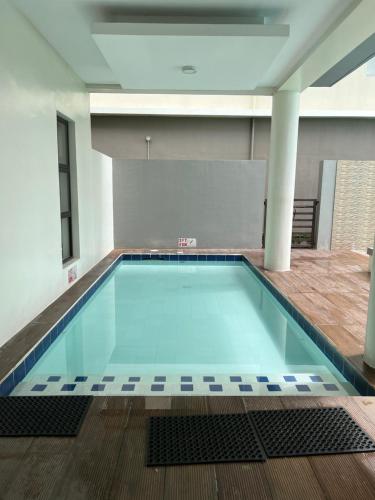 Πισίνα στο ή κοντά στο City Center - front of Iloilo Esplanade 2BR condo