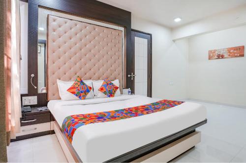 1 dormitorio con 1 cama grande en una habitación en FabHotel Rudra Residency en Chinchiwad