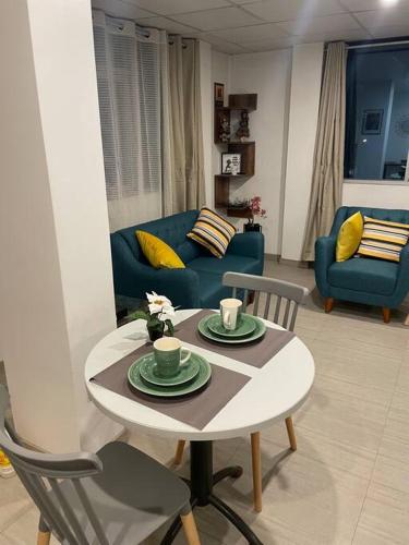 a living room with a table and chairs and a couch at Huancayo Suite 3, cómodo MiniDpto cama matrimonial in Huancayo