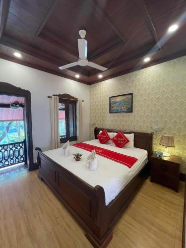 Кровать или кровати в номере Luang Prabang Sirikili Villa River View