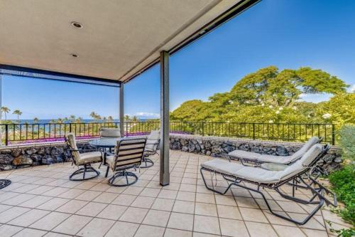 d'une terrasse avec des chaises et une table offrant une vue sur l'océan. dans l'établissement WAILEA ELUA, #0105 condo, à Wailea