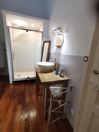 une salle de bain avec un lavabo blanc et un miroir dans l'établissement Appartement 82 m2 proche centre ville, à Boulogne-sur-Mer