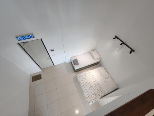 een badkamer met een bord aan de muur bij Sunrise Gurney Executive Premium Suite in George Town