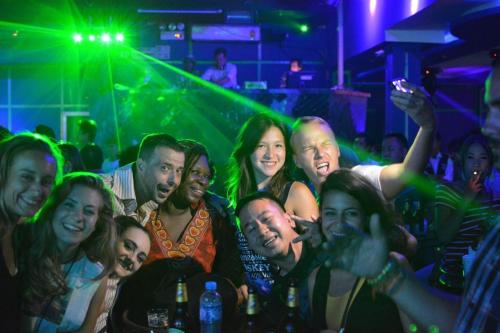 un grupo de personas en una fiesta en un club en Lucky Backpacker Hostel, en Vientiane