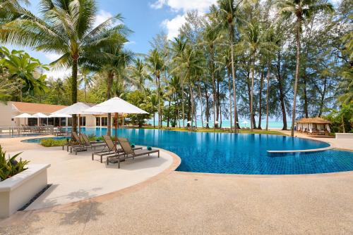 Бассейн в Outrigger Khao Lak Beach Resort - SHA Extra Plus или поблизости