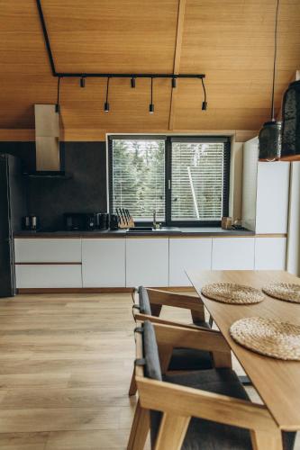 Kuchyň nebo kuchyňský kout v ubytování SKOGUR - Home & Resort