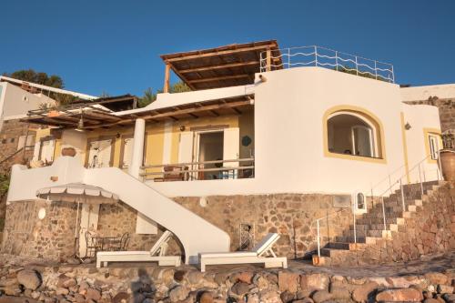 une maison avec un escalier en face de celle-ci dans l'établissement Villa Il Galeone, à Panarea