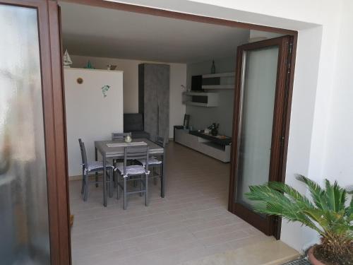 Zimmer mit einem Tisch und Stühlen sowie einer Küche in der Unterkunft Sabrina in Poggiardo