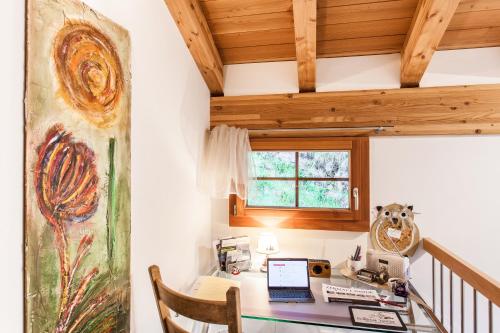 d'un bureau avec un ordinateur portable. dans l'établissement Chalet Hinter Dem Rot Stei, à Zermatt