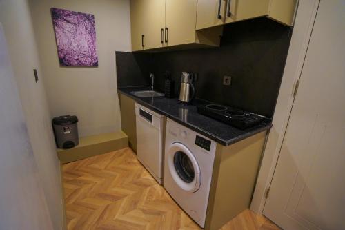 Una cocina o zona de cocina en Moon Suites