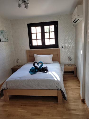 1 dormitorio con 1 cama con arco en Villa RENE, en Saint-Génis