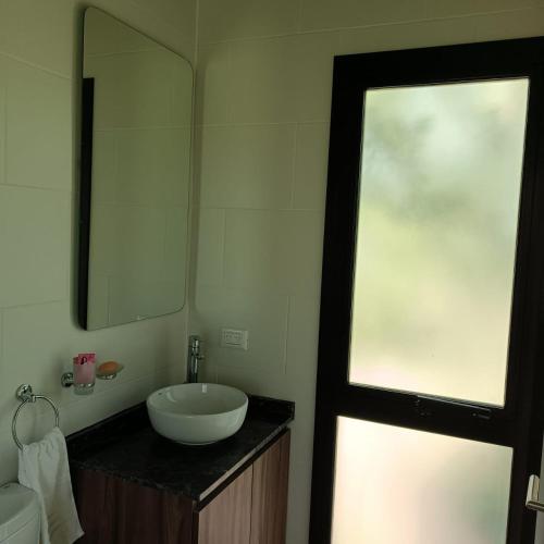 柯隆尼亞卡洛亞的住宿－La Canaria Casa de Campo，一间带水槽和镜子的浴室