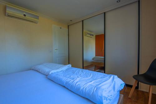 1 cama con edredón azul en un dormitorio en Chalet Roma 238, en Sint Annaland