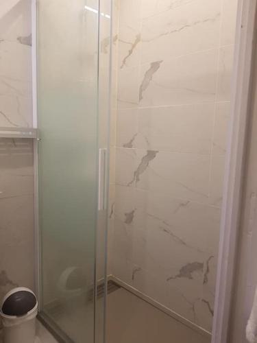 une douche avec une porte vitrée dans une salle de bain dans l'établissement F2 centre front de mer vue baie parking privatif, à Banyuls-sur-Mer