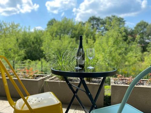 a table with two glasses and a bottle of wine at Smart Art :) z bezpłatnym parkingiem podziemnym in Kielce