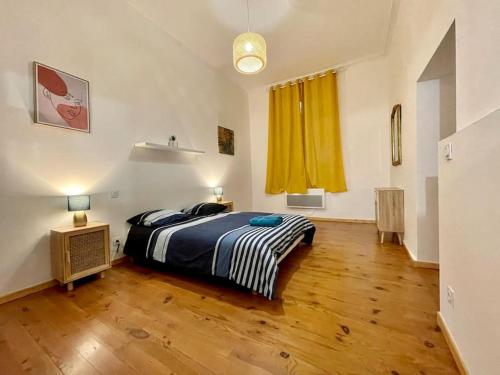 une chambre avec un lit et un parquet dans l'établissement Appartement confort - Carcassonne centre, à Carcassonne