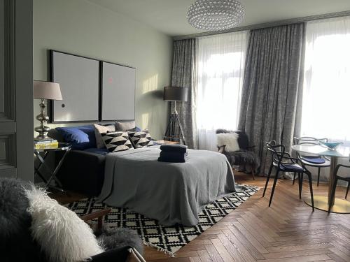 - une chambre avec un lit, une table et des chaises dans l'établissement New Luxury Apartment Vienna, à Vienne