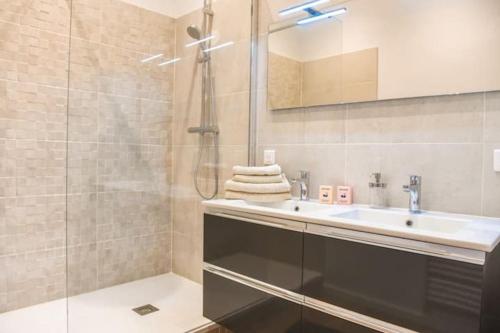 Ванна кімната в Bail mobilité- Charmant T2 proche de Castellane