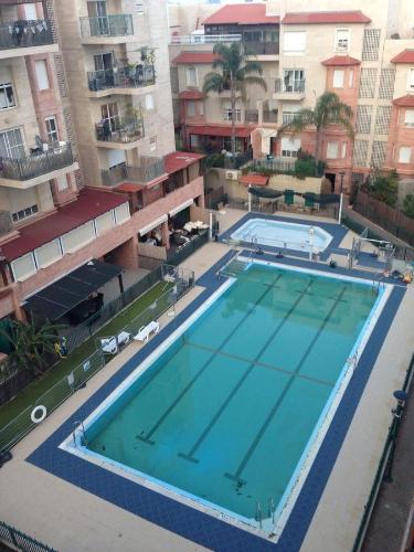 una vista aérea de una piscina en un edificio en Nice apartment with a pool, en Rechovot