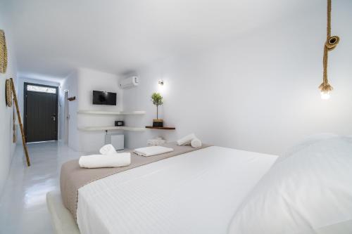 Ένα ή περισσότερα κρεβάτια σε δωμάτιο στο Amethyst Luxury Suites Oia