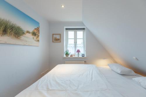 Risum-Lindholm的住宿－Rosenhuus，白色的卧室设有床和窗户