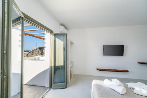 Μια τηλεόραση ή/και κέντρο ψυχαγωγίας στο Amethyst Luxury Suites Oia