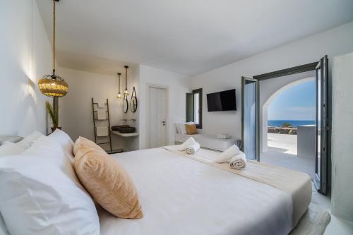 Ένα ή περισσότερα κρεβάτια σε δωμάτιο στο Amethyst Luxury Suites Oia