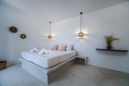 Ένα ή περισσότερα κρεβάτια σε δωμάτιο στο Amethyst Luxury Suites Oia