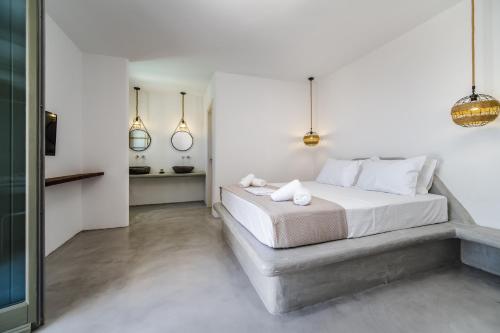 Ένα ή περισσότερα κρεβάτια σε δωμάτιο στο Amethyst Luxury Suites Oia