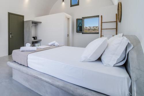 Ένα ή περισσότερα κρεβάτια σε δωμάτιο στο Amethyst Luxury Suites Oia