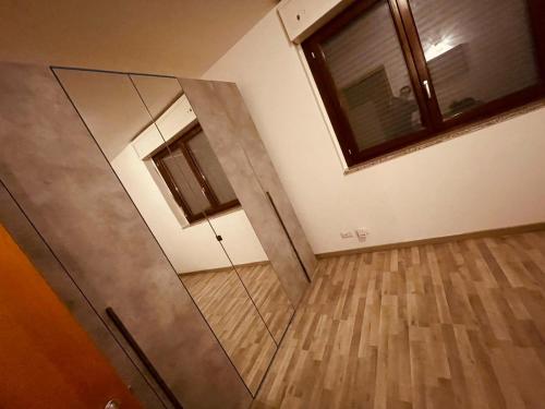 espejo en una habitación con suelo de madera en Stephane Residence, en Como