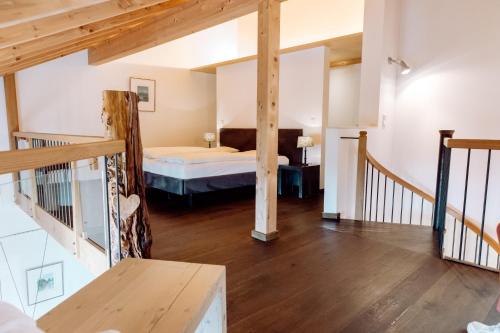Postel nebo postele na pokoji v ubytování Hirzinger - Gasthaus und Hotel