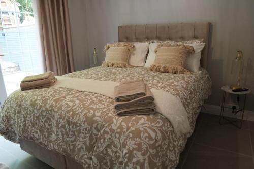 ein Schlafzimmer mit einem großen Bett mit Decken und Kissen in der Unterkunft St Elmos Townhouse in Derry Londonderry
