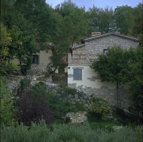 Pontelandolfo的住宿－La Locanda Della Presuntuosa，石墙顶上的石头房子