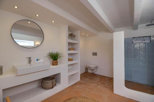 W łazience znajduje się umywalka i lustro. w obiekcie Bogira w mieście Jávea