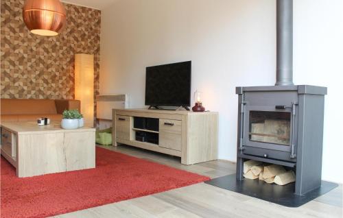 a living room with a fireplace and a tv at Amazing Home In Grou With Wifi in Grou