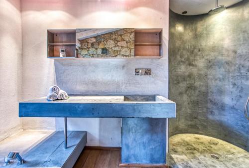 un mostrador azul en una habitación con lavabo en Villa Stella, en Lumio