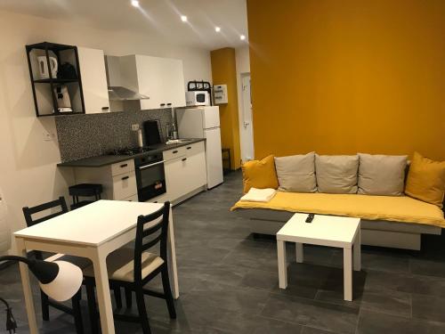 un salon avec un canapé et une cuisine dans l'établissement gites des champs, à Bouzonville