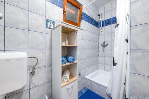 Koupelna v ubytování VILLA LIVIA with three nice apartments, swimming pool, childrens playground, barbecue and free parking