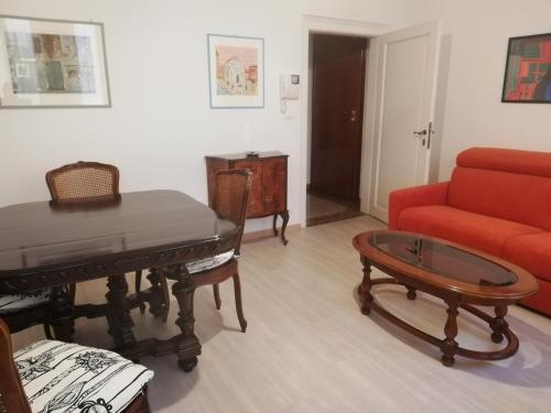 ヴェネツィアにあるLauraのリビングルーム(赤いソファ、テーブル付)